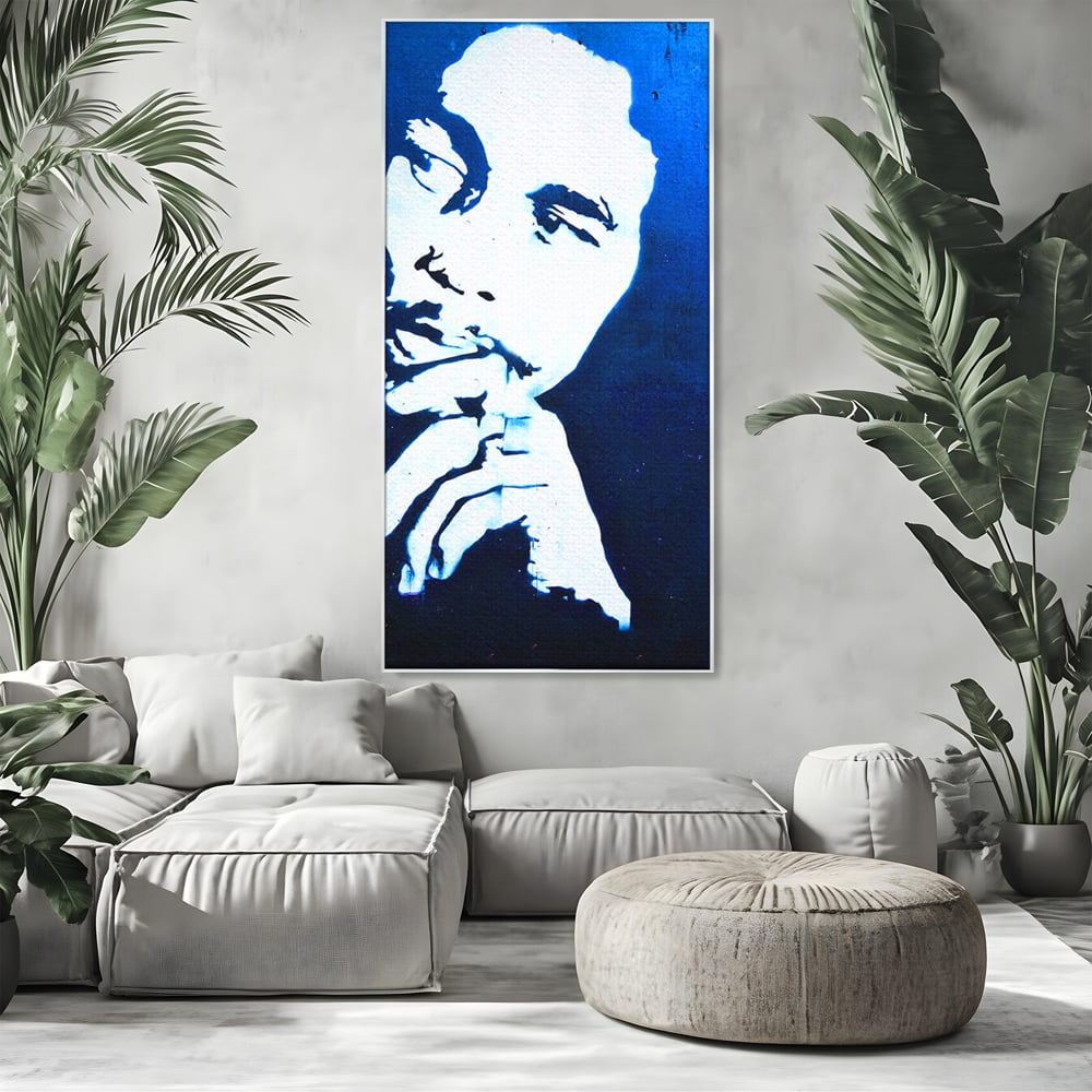 Tablou canvas cu tablou canvas cu portretul stilizat al lui bob marley, in rama de aluminiu argintiu, pe perete intr-un living